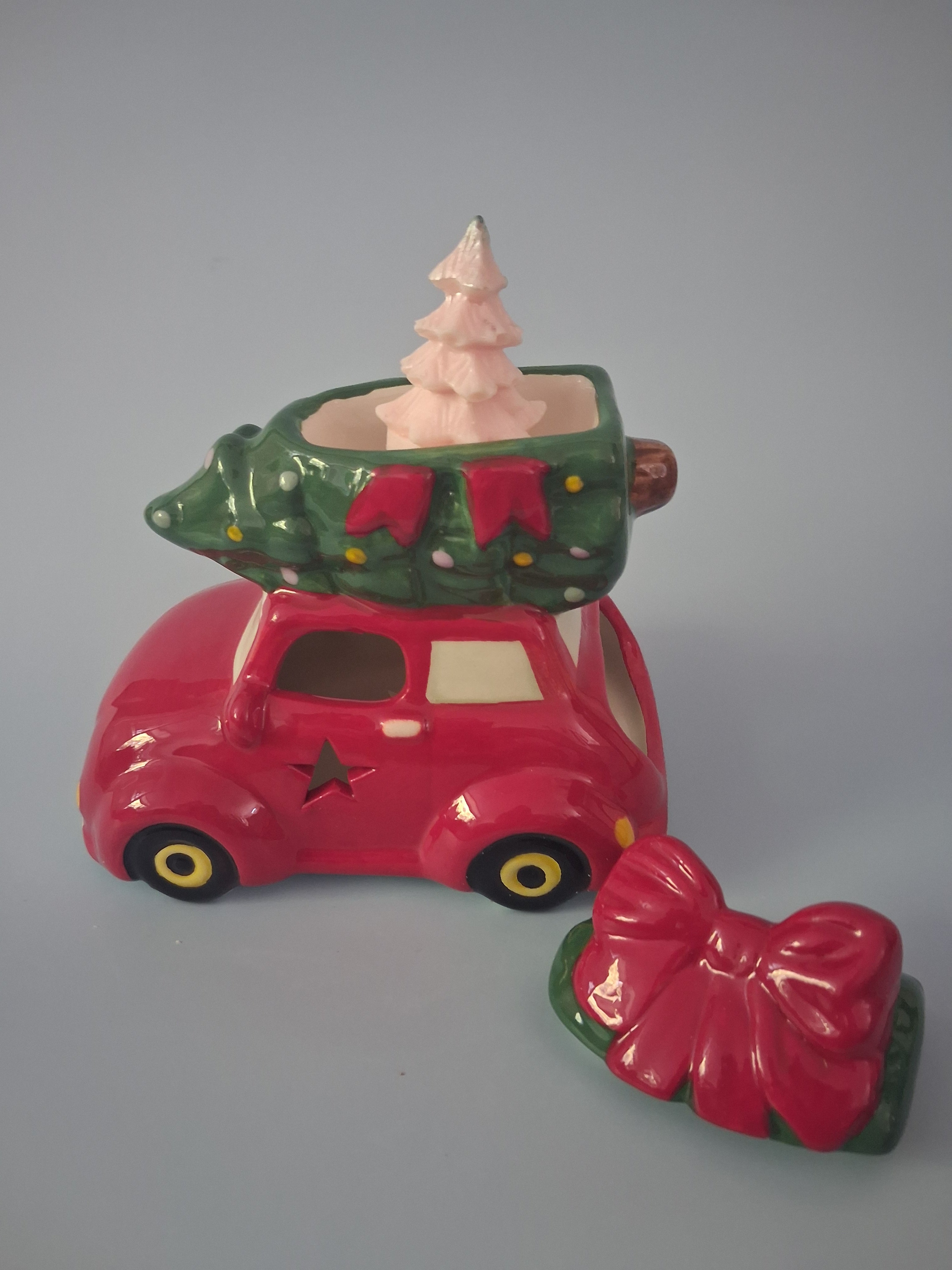 Nostalgische auto met Kerstboom waxmeltbrander